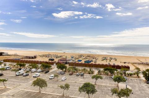 Apartamento T0 em 1.ª linha de praia - a 100 metros do areal de Monte Gordo, Algarve