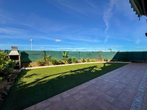 Apartamento T3 Remodelado com Pátio Privativo -La Colina, Costa Esuri - Ayamonte