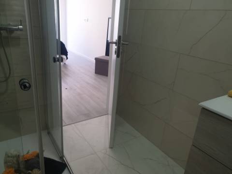Apartamento T3 totalmente remodelado com Cozinha equipada a 8 minutos a pé do Hospital da Luz em Benfica