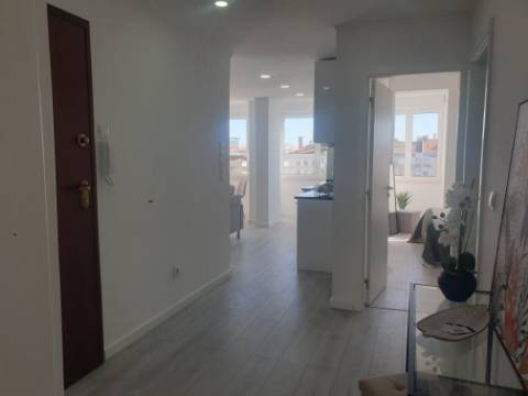 Apartamento T3 totalmente remodelado com Cozinha equipada a 8 minutos a pé do Hospital da Luz em Benfica