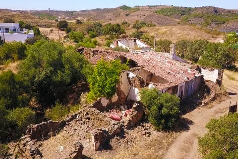 MORADIA EM RUINA COM JARDIM - COM 233 M2 - EM BOTELHAS - CASTRO MARIM - ALGARVE