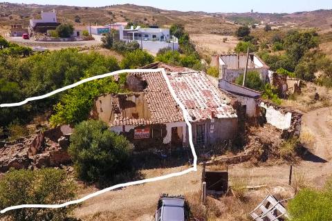 MORADIA EM RUINA COM JARDIM - COM 233 M2 - EM BOTELHAS - CASTRO MARIM - ALGARVE