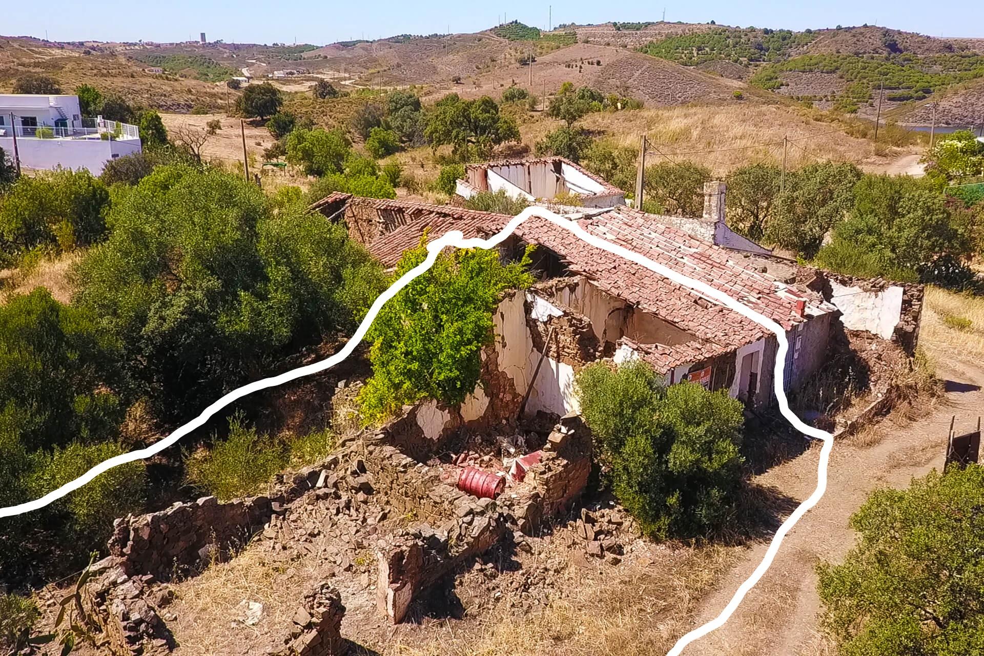 MORADIA EM RUINA COM JARDIM - COM 233 M2 - EM BOTELHAS - CASTRO MARIM - ALGARVE