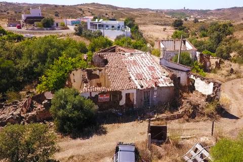 MORADIA EM RUINA COM JARDIM - COM 233 M2 - EM BOTELHAS - CASTRO MARIM - ALGARVE