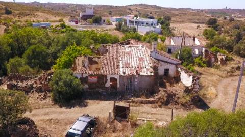 MORADIA EM RUINA COM JARDIM - COM 233 M2 - EM BOTELHAS - CASTRO MARIM - ALGARVE
