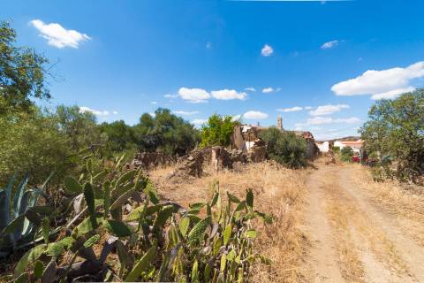 MORADIA EM RUINA COM JARDIM - COM 233 M2 - EM BOTELHAS - CASTRO MARIM - ALGARVE