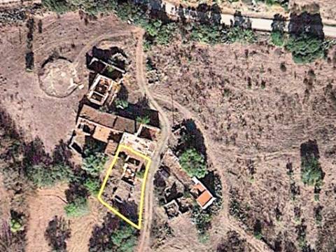 MORADIA EM RUINA COM JARDIM - COM 233 M2 - EM BOTELHAS - CASTRO MARIM - ALGARVE