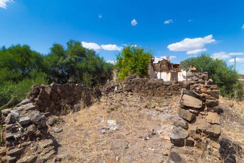 MORADIA EM RUINA COM JARDIM - COM 233 M2 - EM BOTELHAS - CASTRO MARIM - ALGARVE