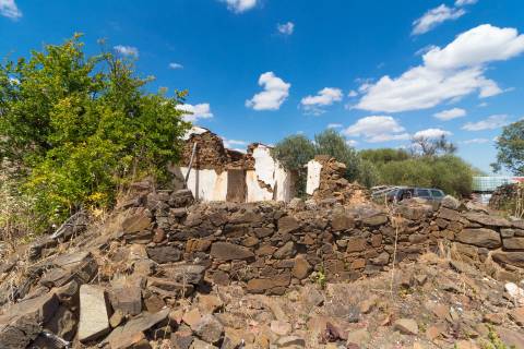 MORADIA EM RUINA COM JARDIM - COM 233 M2 - EM BOTELHAS - CASTRO MARIM - ALGARVE