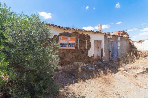 MORADIA EM RUINA COM JARDIM - COM 233 M2 - EM BOTELHAS - CASTRO MARIM - ALGARVE