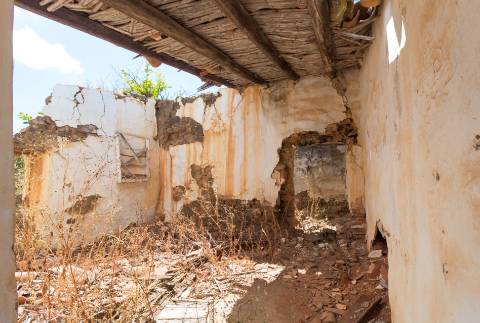 MORADIA EM RUINA COM JARDIM - COM 233 M2 - EM BOTELHAS - CASTRO MARIM - ALGARVE