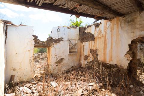 MORADIA EM RUINA COM JARDIM - COM 233 M2 - EM BOTELHAS - CASTRO MARIM - ALGARVE