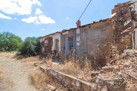 MORADIA EM RUINA COM JARDIM - COM 233 M2 - EM BOTELHAS - CASTRO MARIM - ALGARVE
