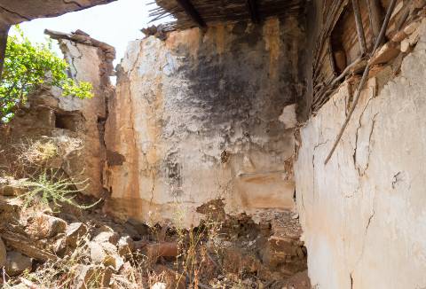 MORADIA EM RUINA COM JARDIM - COM 233 M2 - EM BOTELHAS - CASTRO MARIM - ALGARVE