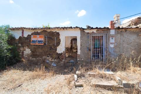 MORADIA EM RUINA COM JARDIM - COM 233 M2 - EM BOTELHAS - CASTRO MARIM - ALGARVE