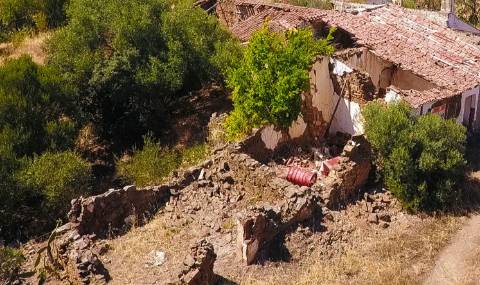 MORADIA EM RUINA COM JARDIM - COM 233 M2 - EM BOTELHAS - CASTRO MARIM - ALGARVE