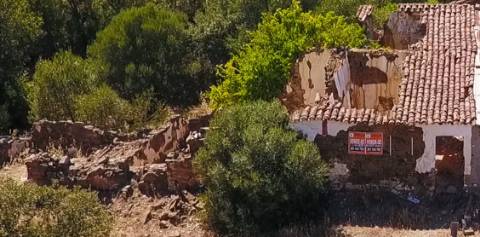 MORADIA EM RUINA COM JARDIM - COM 233 M2 - EM BOTELHAS - CASTRO MARIM - ALGARVE