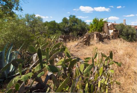 MORADIA EM RUINA COM JARDIM - COM 233 M2 - EM BOTELHAS - CASTRO MARIM - ALGARVE