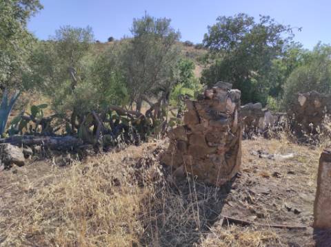 MORADIA EM RUINA COM JARDIM - COM 233 M2 - EM BOTELHAS - CASTRO MARIM - ALGARVE