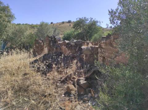 MORADIA EM RUINA COM JARDIM - COM 233 M2 - EM BOTELHAS - CASTRO MARIM - ALGARVE