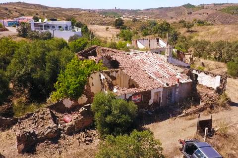 MORADIA EM RUINA COM JARDIM - COM 233 M2 - EM BOTELHAS - CASTRO MARIM - ALGARVE