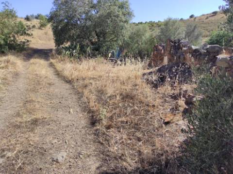 MORADIA EM RUINA COM JARDIM - COM 233 M2 - EM BOTELHAS - CASTRO MARIM - ALGARVE