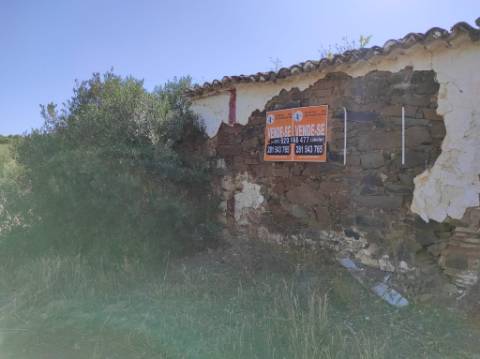 MORADIA EM RUINA COM JARDIM - COM 233 M2 - EM BOTELHAS - CASTRO MARIM - ALGARVE