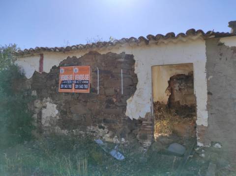 MORADIA EM RUINA COM JARDIM - COM 233 M2 - EM BOTELHAS - CASTRO MARIM - ALGARVE