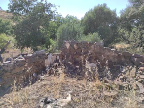 MORADIA EM RUINA COM JARDIM - COM 233 M2 - EM BOTELHAS - CASTRO MARIM - ALGARVE