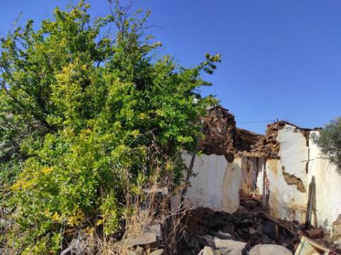 MORADIA EM RUINA COM JARDIM - COM 233 M2 - EM BOTELHAS - CASTRO MARIM - ALGARVE