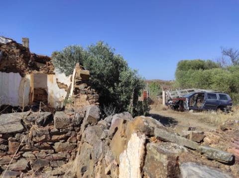 MORADIA EM RUINA COM JARDIM - COM 233 M2 - EM BOTELHAS - CASTRO MARIM - ALGARVE