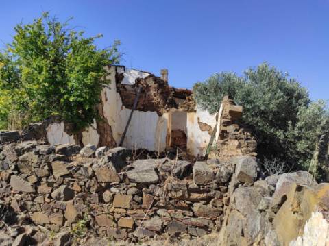 MORADIA EM RUINA COM JARDIM - COM 233 M2 - EM BOTELHAS - CASTRO MARIM - ALGARVE