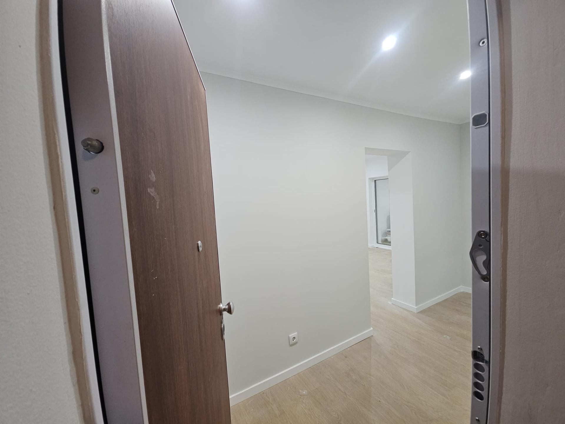 Apartamento T2+1 com Terraço de 89,54m2 totalmente remodelado com Cozinha equipada no Centro da Amadora