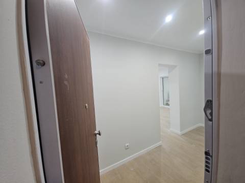 Apartamento T2+1 com Terraço de 89,54m2 totalmente remodelado com Cozinha equipada no Centro da Amadora