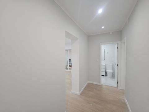 Apartamento T2+1 com Terraço de 89,54m2 totalmente remodelado com Cozinha equipada no Centro da Amadora