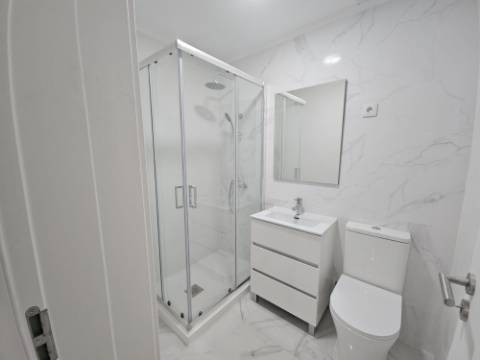 Apartamento T2+1 com Terraço de 89,54m2 totalmente remodelado com Cozinha equipada no Centro da Amadora