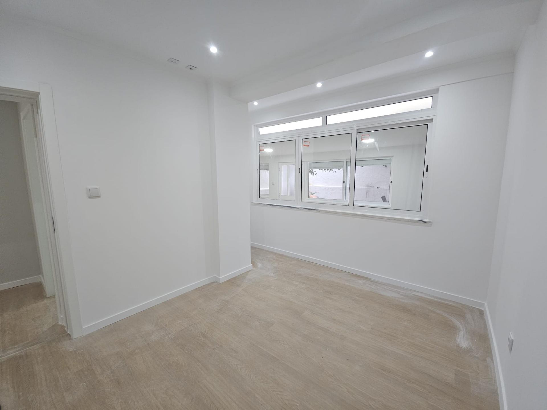 Apartamento T2+1 com Terraço de 89,54m2 totalmente remodelado com Cozinha equipada no Centro da Amadora