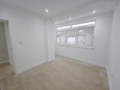 Apartamento T2+1 com Terraço de 89,54m2 totalmente remodelado com Cozinha equipada no Centro da Amadora