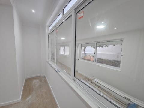 Apartamento T2+1 com Terraço de 89,54m2 totalmente remodelado com Cozinha equipada no Centro da Amadora