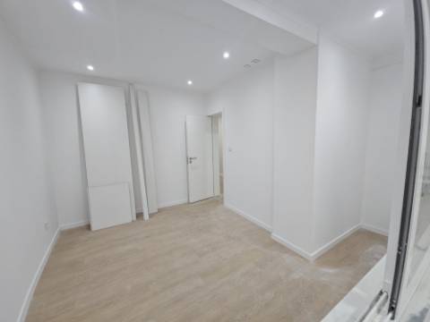 Apartamento T2+1 com Terraço de 89,54m2 totalmente remodelado com Cozinha equipada no Centro da Amadora