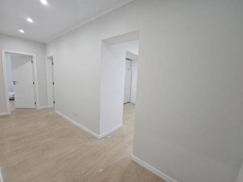 Apartamento T2+1 com Terraço de 89,54m2 totalmente remodelado com Cozinha equipada no Centro da Amadora
