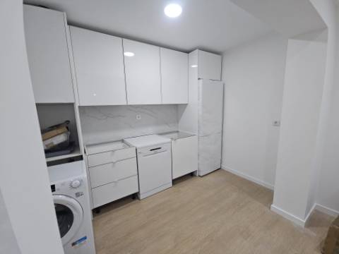 Apartamento T2+1 com Terraço de 89,54m2 totalmente remodelado com Cozinha equipada no Centro da Amadora