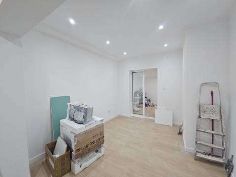 Apartamento T2+1 com Terraço de 89,54m2 totalmente remodelado com Cozinha equipada no Centro da Amadora