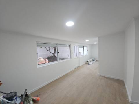 Apartamento T2+1 com Terraço de 89,54m2 totalmente remodelado com Cozinha equipada no Centro da Amadora