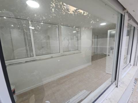 Apartamento T2+1 com Terraço de 89,54m2 totalmente remodelado com Cozinha equipada no Centro da Amadora