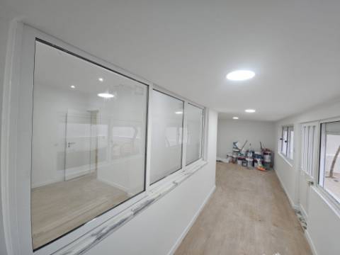 Apartamento T2+1 com Terraço de 89,54m2 totalmente remodelado com Cozinha equipada no Centro da Amadora
