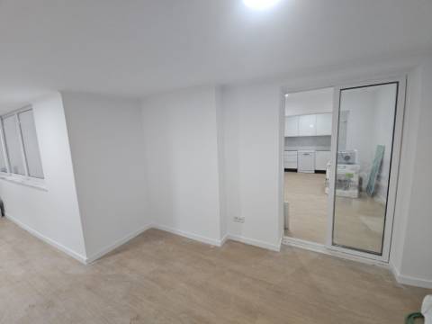 Apartamento T2+1 com Terraço de 89,54m2 totalmente remodelado com Cozinha equipada no Centro da Amadora