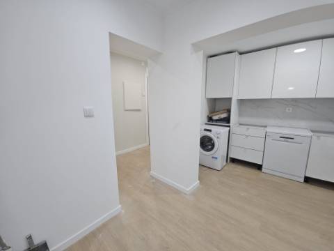 Apartamento T2+1 com Terraço de 89,54m2 totalmente remodelado com Cozinha equipada no Centro da Amadora