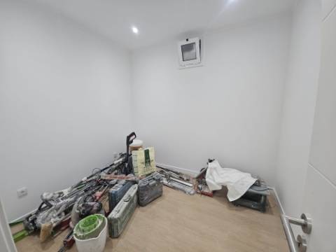 Apartamento T2+1 com Terraço de 89,54m2 totalmente remodelado com Cozinha equipada no Centro da Amadora