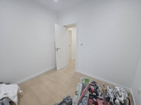 Apartamento T2+1 com Terraço de 89,54m2 totalmente remodelado com Cozinha equipada no Centro da Amadora